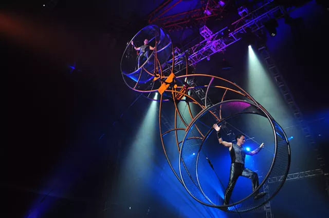 The Flying Españas mix motorcycles and trapeze in 'Flippin Metal Circus' | Art - Vimarsana News