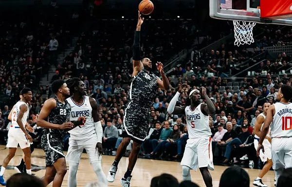 LaMarcus Aldridge sails over the clippers for a bucket. - VIA TWITTER @SPURS
