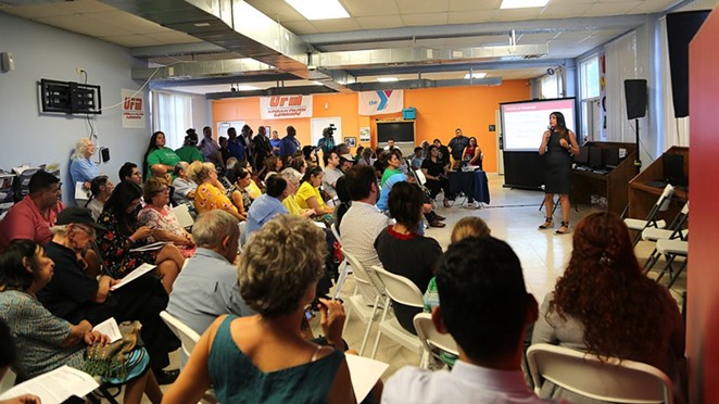 People packed the Alazan Community Center in 2019 for a meeting about new development. - PHOTO BY BEN OLIVO / SAN ANTONIO HERON
