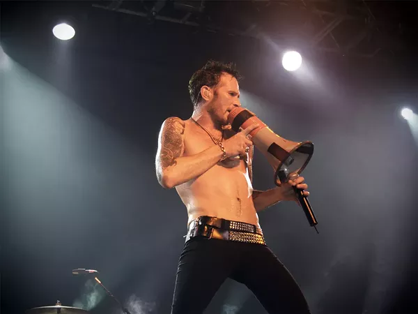 The slinky sexuality of former Stone Temple Pilots, Velvet Revolver and Scott Weiland and the Wildabouts' frontman - WIKIPEDIA