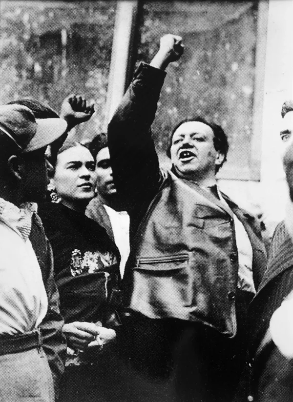AUTOR DESCONOCIDO, DIEGO RIVERA CON FRIDA KAHLO EN UNA MANIFESTACIÓN DEL SOCORRO ROJO, CIUDAD DE MÉXICO, NOVIEMBRE 20 DE 1931