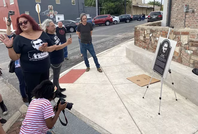 Bell Solloa (izquierda) y Jeff Smith (derecha) muestran una réplica de la placa de metal que colgará en Velvet Taco.  - SANFORD NOWLIN