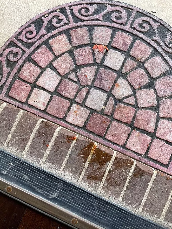 San Antonio Pizza Hut employee fired for throwing pizza onto customer's doorstep. - REDDIT / FLAMINGPIG