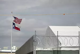 A temporary processing facility for arrested migrants next to the Val Verde Sheriff's Office in Del Rio on July 23, 2021. - THE TEXAS TRIBUNE / MIGUEL GUTIERREZ JR.
