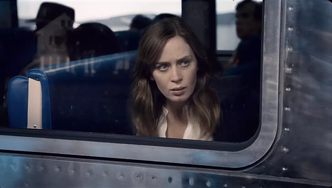 universal_studios_girl_on_the_train_2.jpg