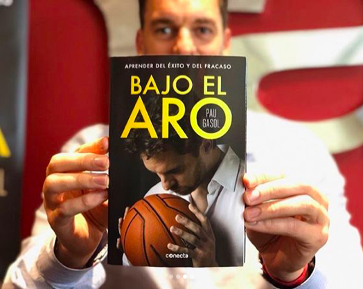 Pau Gasol shows off a copy of his autobiography, Bajo El Aro. - VIA INSTAGRAM