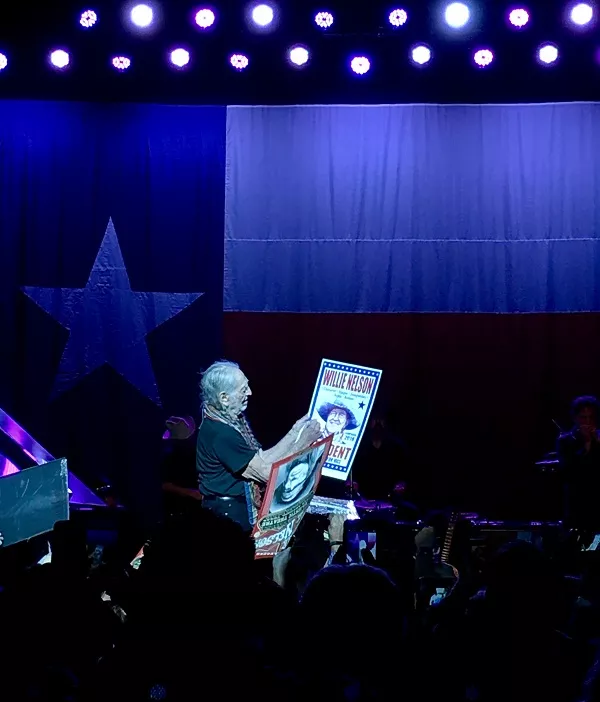 Willie signs autographs for fans as his band riffs on "I Saw the Light." - PHOTO CREDIT: FELICIA ESPARZA