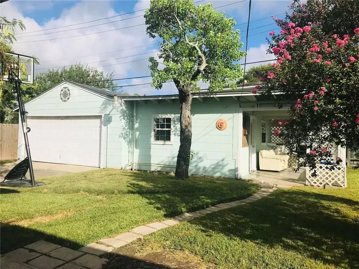 Farrah Fawcett's Childhood Home in Corpus Christi is For Sale, Let's