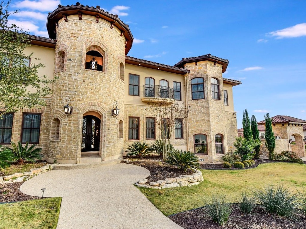 A San Antonio Doctor Not A Spur Is Selling This 2 5 Million Mansion With An Indoor Basketball Court San Antonio San Antonio Current
