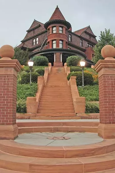 avesmccunemansion_davidfullmer.jpg