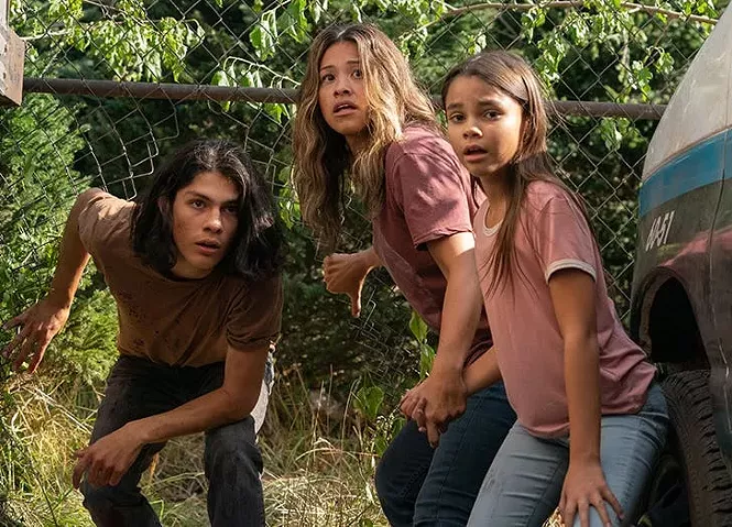 Lucius Hoyos, Gina Rodriguez and Ariana Greenblatt in Awake - NETFLIX