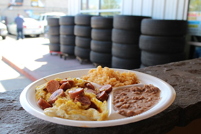 Hot dogs and eggs at Victor’s Tires - ENRIQUE LIMÓN