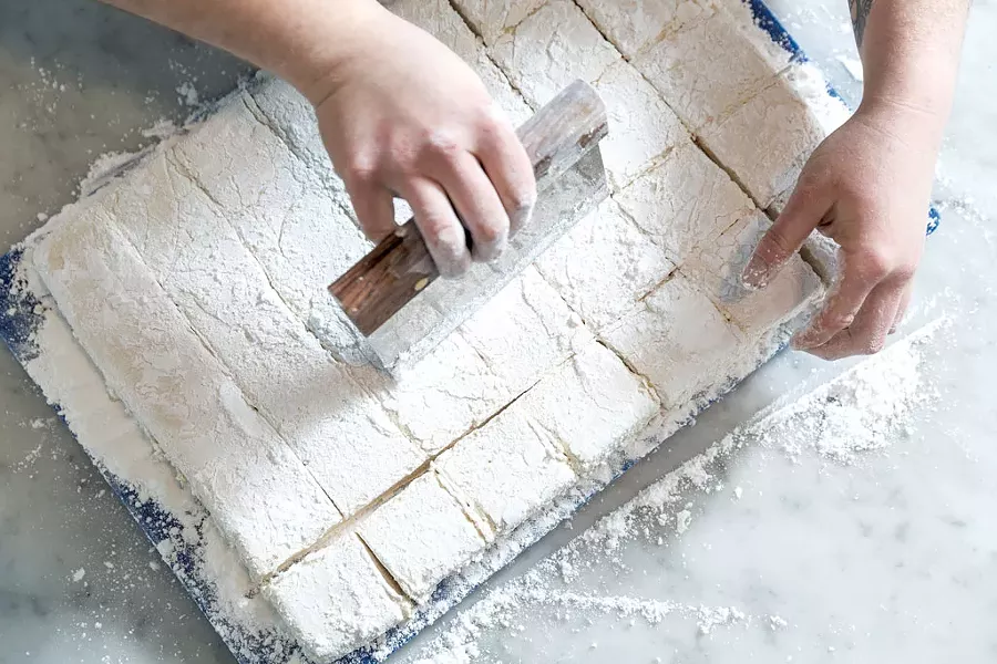 Making marshmallows - OLIVER PARINI