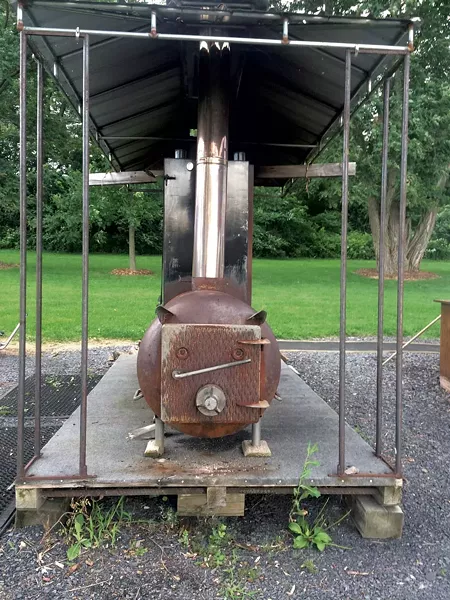 Smoker and pulled pork at Papa Pete's
