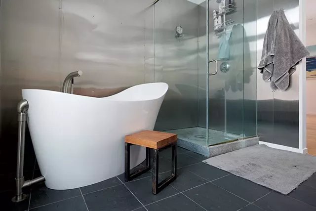 Master bath tub - BEAR CIERI