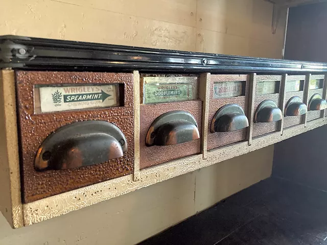 Chewing gum dispenser - MARGARET GRAYSON ©️ SEVEN DAYS