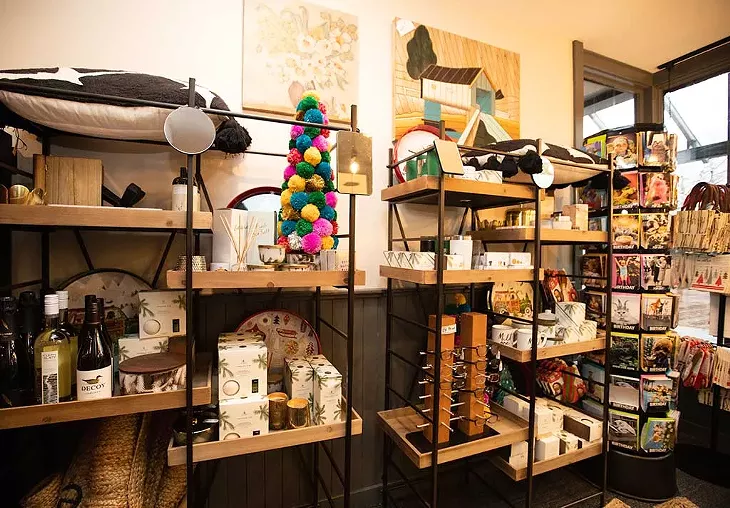 Regalos a la venta en Black Cap - CAT CUTILLO