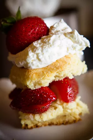 Biscuits, strawberries and whipped cream - SAM SIMON