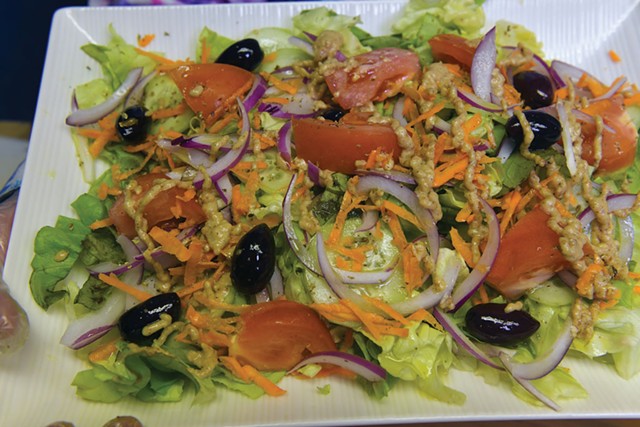 The Kalamatian&oacute;s vegan Greek Salad - JON OLENDER