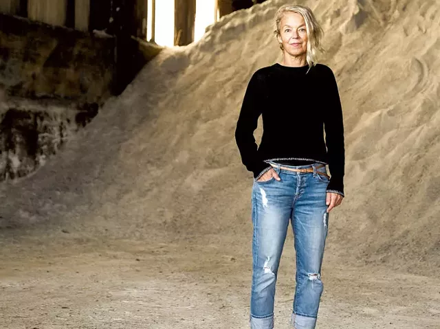 Erika Senft Miller at the salt shed - OLIVER PARINI