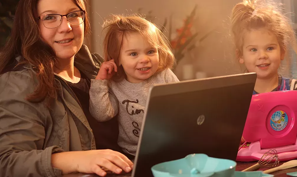 Joanna Scott with daughters Bree and Genevieve - MATTHEW THORSEN