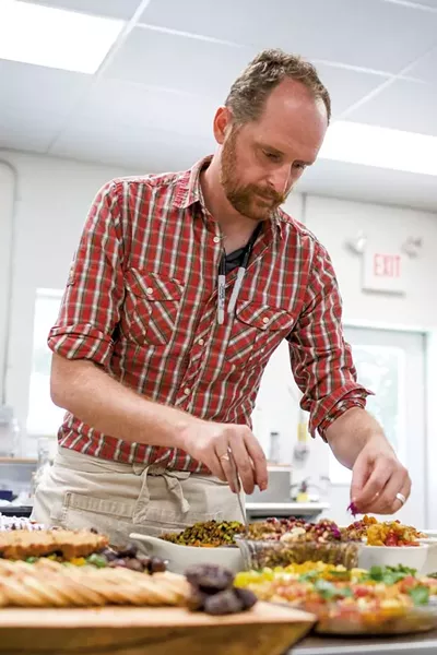 Richard Witting preparing food for the event - OLIVER PARINI