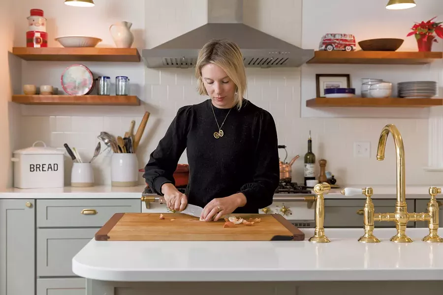 Becca Brown McKnight prepping dinner in the renovated kitchen of her Burlington home - OLIVER PARINI