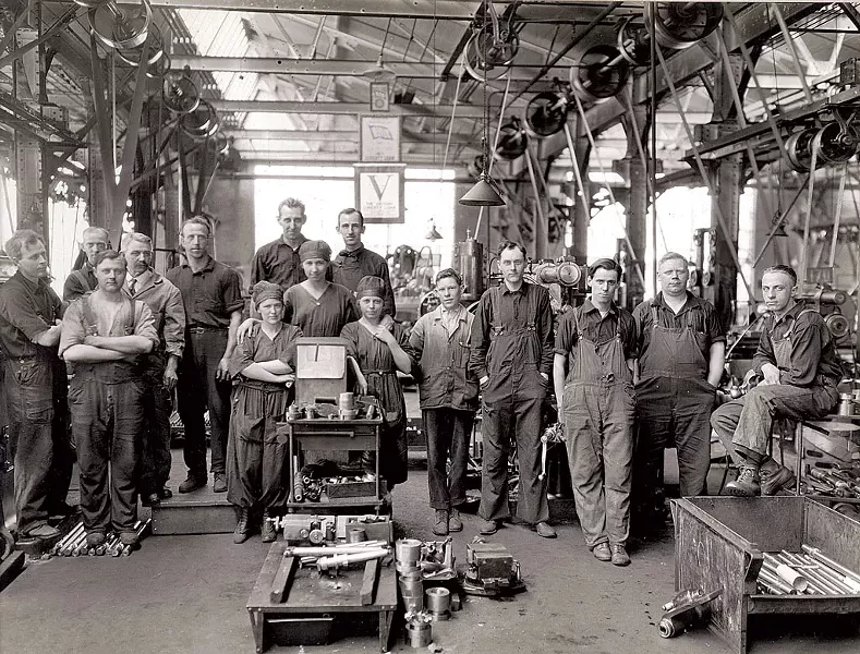 Factory workers at Jones & Lamson during World War I - COURTESY OF AMERICAN PRECISION MUSEUM