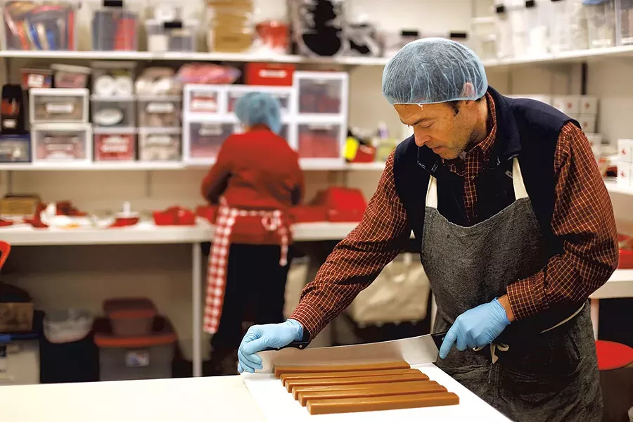 Mike McCabe cutting caramels - SARAH PRIESTAP