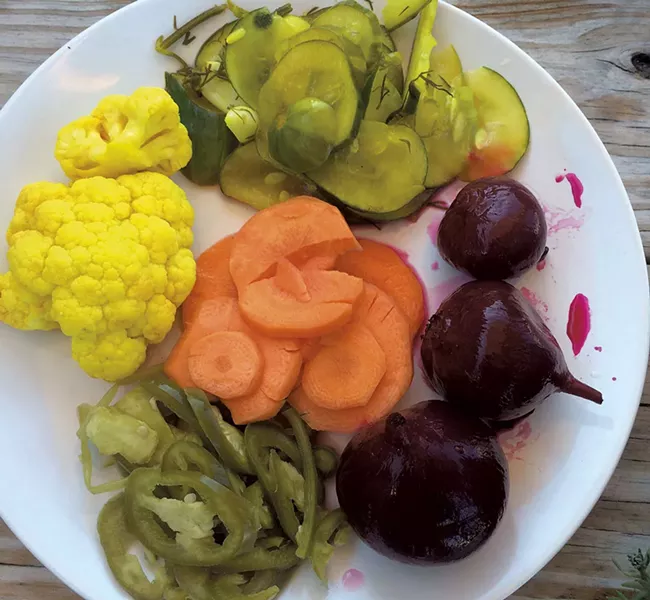 Assorted pickles - SUZANNE PODHAIZER