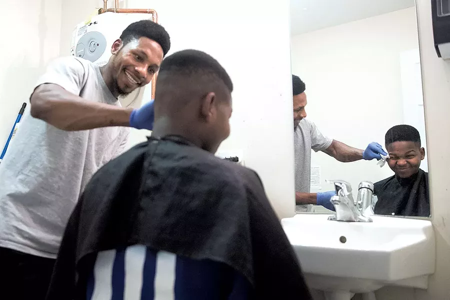 Noor Bulle giving Dadir Ali a haircut - JAMES BUCK
