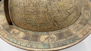 Close-up of the horizon ring on the 1810 globe