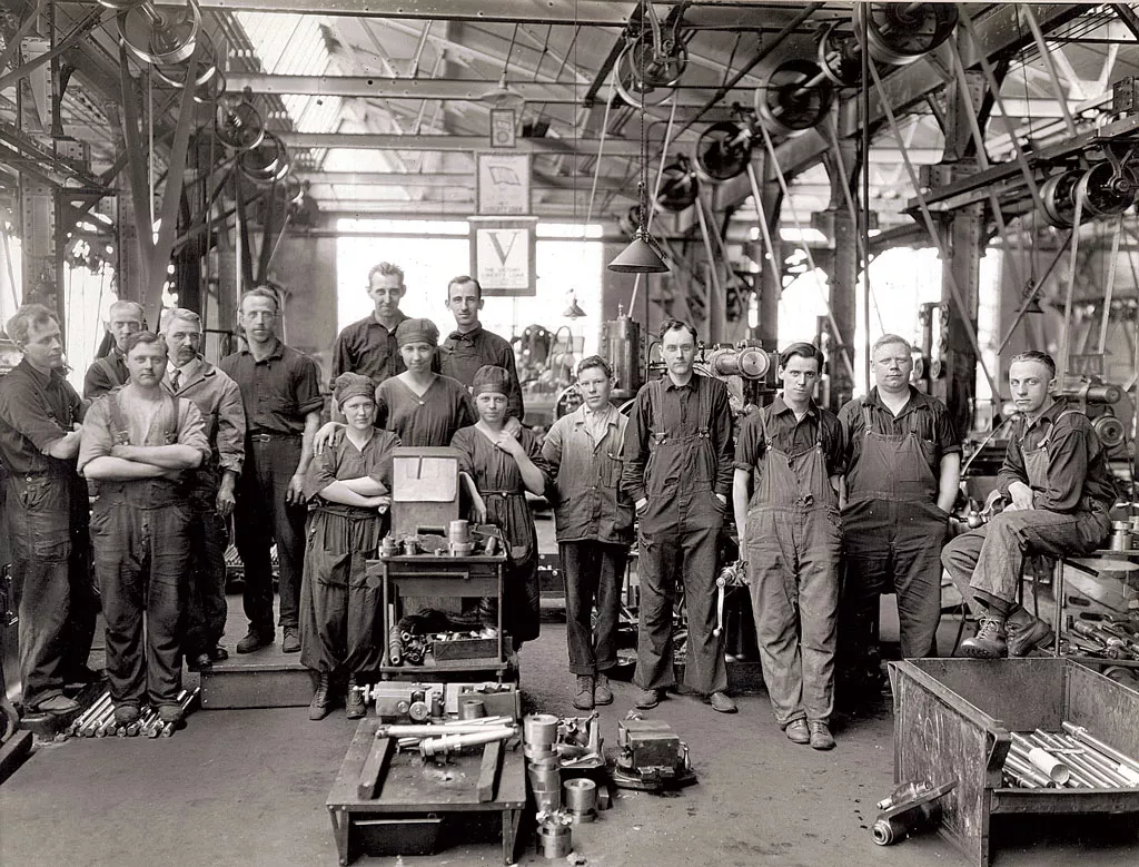 Factory workers at Jones & Lamson during World War I - COURTESY OF AMERICAN PRECISION MUSEUM
