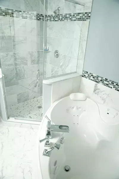 VIP Hollywood Room bathroom - MATTHEW THORSEN