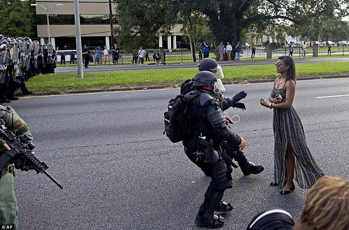 In this Associated Press picture of the same scene, the difference in the position of the photographer changes the whole meaning of the picture. This picture will not become an icon, like its counterpart by Bachman.