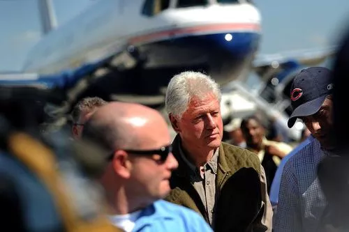 Clinton arrives in Haiti to survey earthquake damage