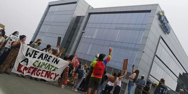 1,000+ young protesters demand climate action marching in downtown Halifax (4)