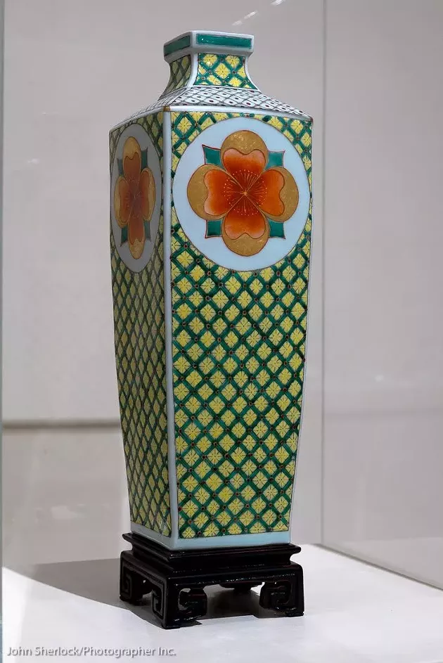 Vase with Flower Medallion, Porcelain, Press-mould with original icon, Porcelain, 24k Roman Gold, 22k German gold, Chinese over-glaze enamels (gucai) - JOHN SHERLOCK