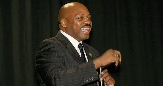 Coach Ken Carter inspires. - ADAMS PHOTOGRAPHY