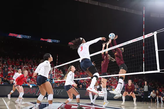 Shardonee Hayes and Arizona Volleyball Sweep Arizona State in Pac-12 Opener