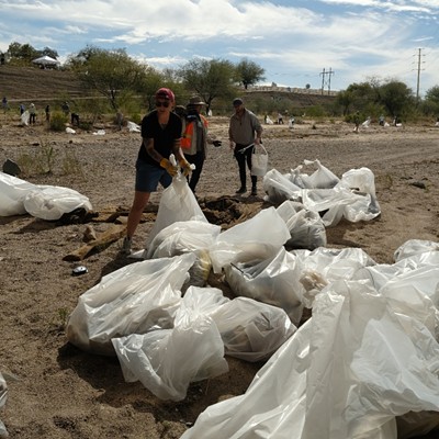 Sonoran Institute hosts Santa Cruz River cleanup