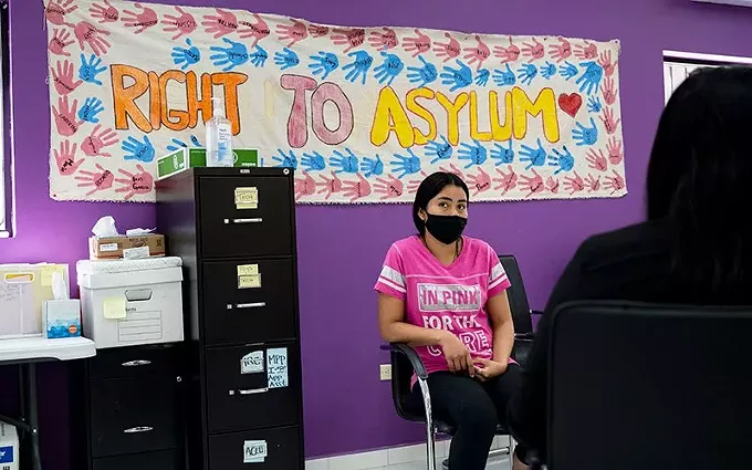Migrants wait at the border while U.S. battles over lifting COVID-19 ban on processing asylum applications - Vimarsana News